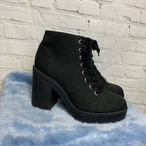 Divided Chunky lace up boots size 9.5